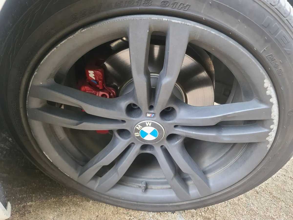 BMW 320D 무광블랙 휠의 복원 전 긁힘