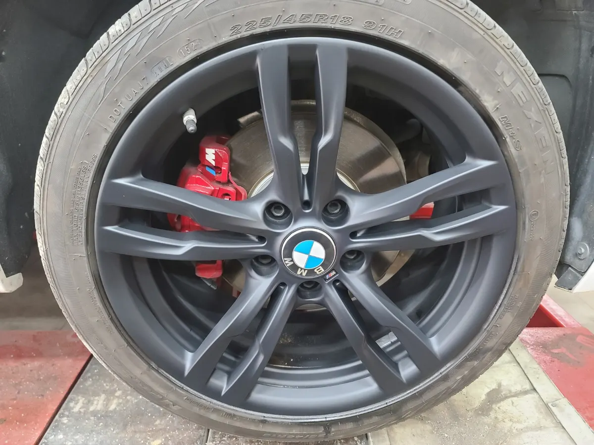 복원한 휠을 BMW 320D 차량에 장착한 모습