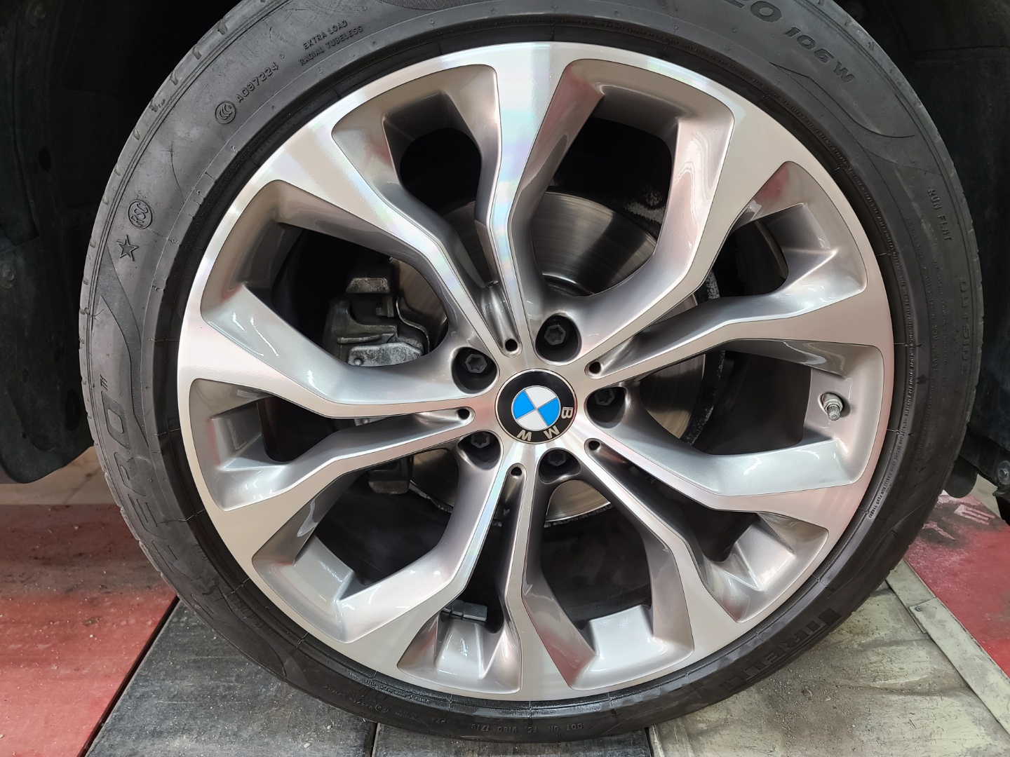 다이아몬드커팅 복원 후 BMW X6 차량에 다시 장착한 20인치 휠